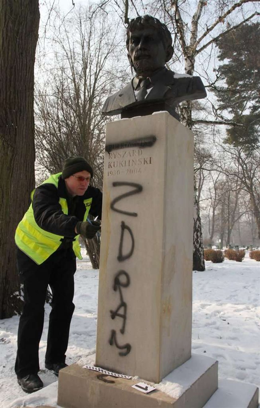 Napisali: Zdrajca! Znowu zniszczono pomnik Kuklińskiego