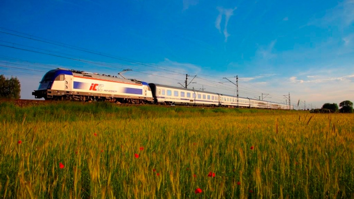 Dobre informacje dla osób, które planują podróż na weekend majowy. PKP Intercity uruchomi na majówkę 18 dodatkowych pociągów do i z najpopularniejszych miejscowości turystycznych oraz zaproponuje tańsze możliwości podróżowania. Dodatkowe składy pociągów zostaną uruchomione na najpopularniejszych trasach, np. do Trójmiasta, Zakopanego czy Krynicy.