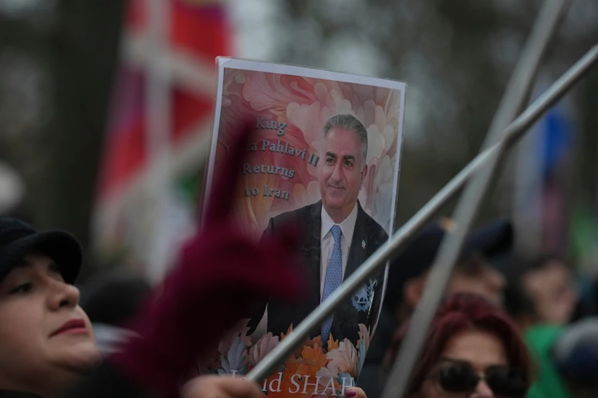 Demonstranti drže sliku šaha Mohamada Reze Pahlavija ispred iranske ambasade u Londonu 12. januara