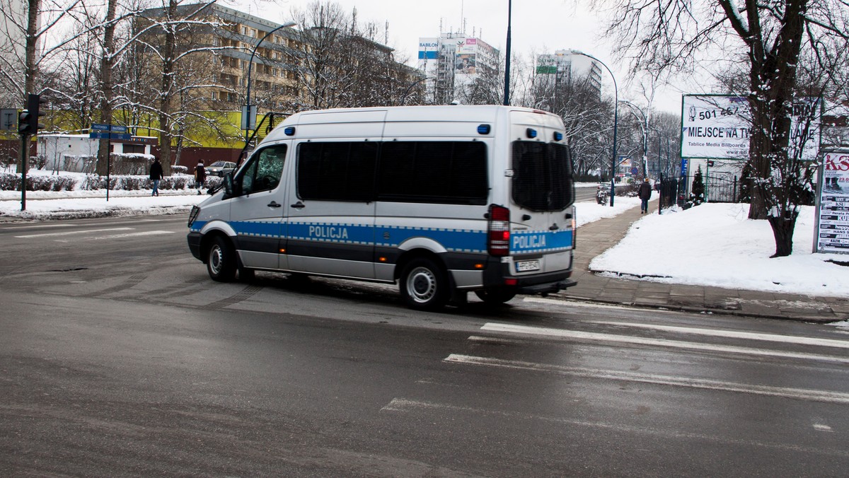 Wczoraj krakowscy policjanci zapobiegli bójce, do jakiej mogło dojść między pseudokibicami na jednym z osiedli. Zatrzymano podejrzanych, a także zabezpieczono niebezpieczne narzędzia - pounformował rzecznik małopolskiej policji podinsp. Mariusz Ciarka.