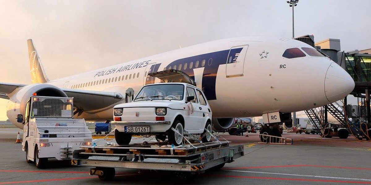 Fiat 126p do USA poleciał rejsowym samolotem. Przesyłkę umieszczono w luku bagażowym Dreamlinera do Los Angeles