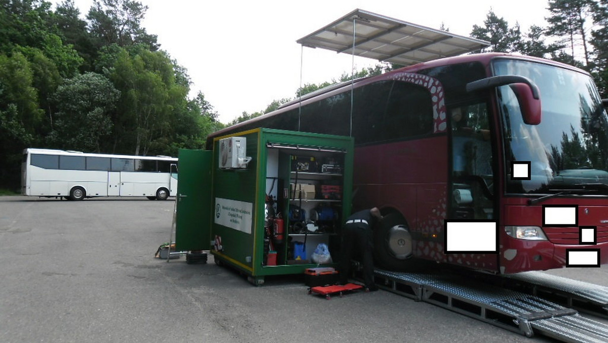 Blisko 60 procent skontrolowanych przez Inspekcję Transportu Drogowego w Pobierowie autobusów miało poważne usterki techniczne. Z miejsca kontroli... zostały odholowane lub odjechały na lawecie. Tymi "szrotami" podróżowali głównie turyści udający się na wypoczynek nad morze.