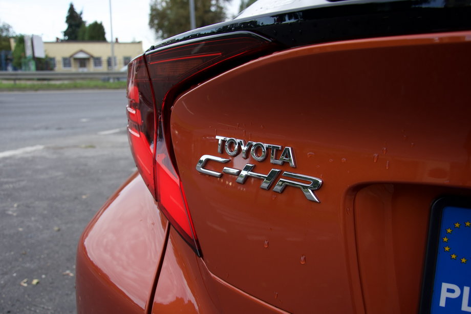 Charakterystyczne tylne reflektory trochę przypominają stylistykę takich modeli jak Toyota Yaris. 