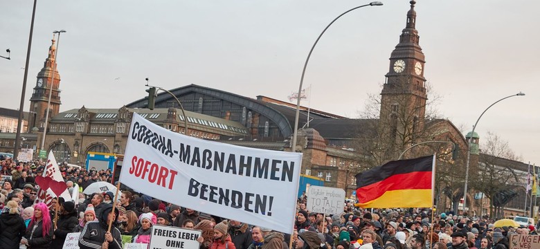 Tysiące koronasceptyków na ulicach w Niemczech. Zamieszki, ranni policjanci