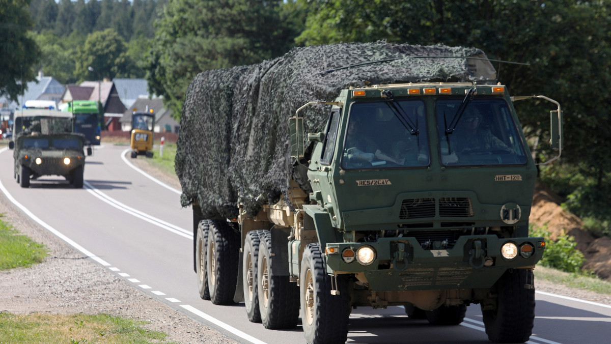 Zabiegi władz Polski o zainstalowaniu na terytorium kraju stałej amerykańskiej bazy wojskowej budzą wiele pytań, a osobna gra Polski i USA komplikuje kwestię powstania unijnych sił zbrojnych – pisze dziś węgierski tygodnik "Figyeloe".