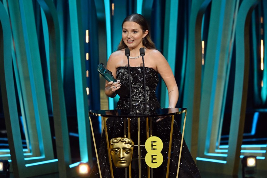 Mia McKenna-Bruce z nagrodą na gali BAFTA 2024