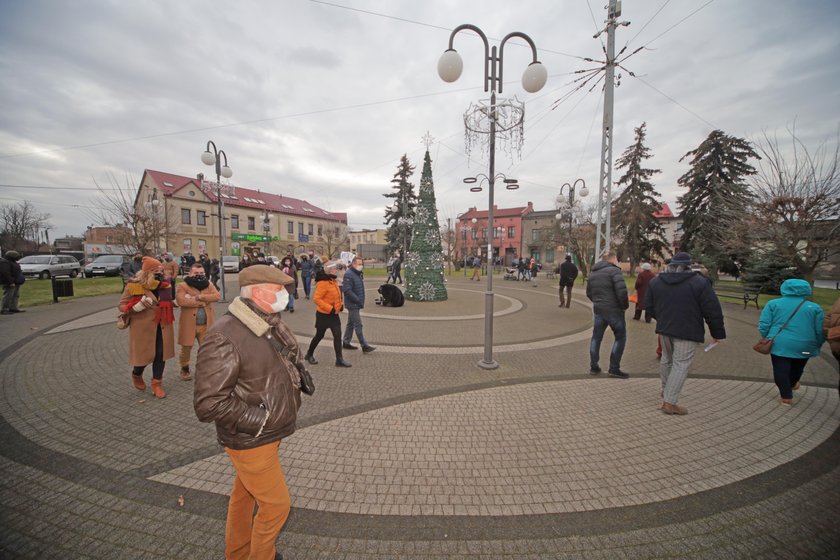 Protest w Lutomiersku - nie chcą kolei dużych prędkości