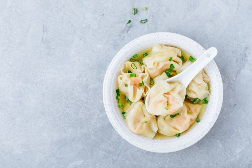 Pierożki wonton podane z bulionem