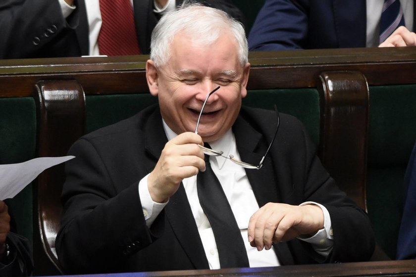 Przyłapany! Nie zgadniesz, co Kaczyński czytał w Sejmie!