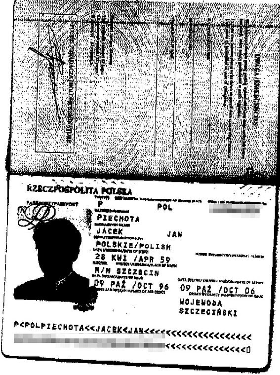 Kopia paszportu znaleziona u Petera Vogla. Seria dokumentu zgadza się z zapisaną w umowie o otwarcie konta na nazwisko Jacka Piechoty