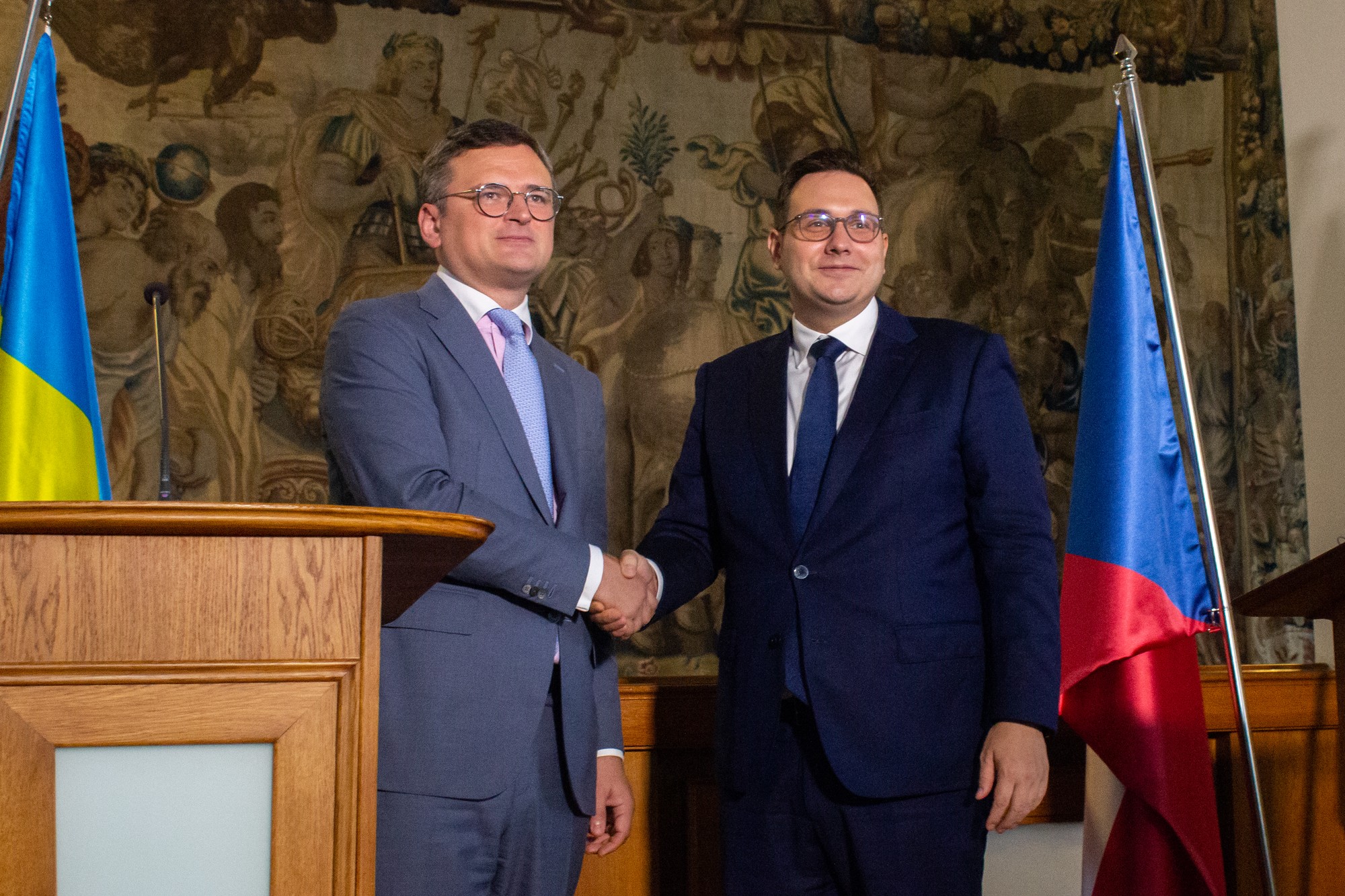 Vľavo ukrajinský minister zahraničných vecí Dmytro Kuleba a vpravo minister zahraničných vecí ČR Jan Lipavský.