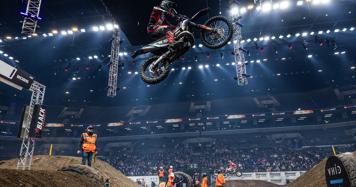 Lélegzetelállító pillanatok az MVM Dome-ban: a superenduro sztárjai a fizika törvényeit meghazudtoló show-t csináltak – fotógaléria