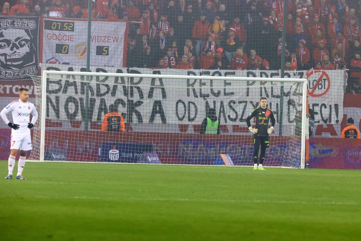 Kibice Widzewa Łódź podczas meczu 17. kolejki piłkarskiej Ekstraklasy z Rakowem Częstochowa