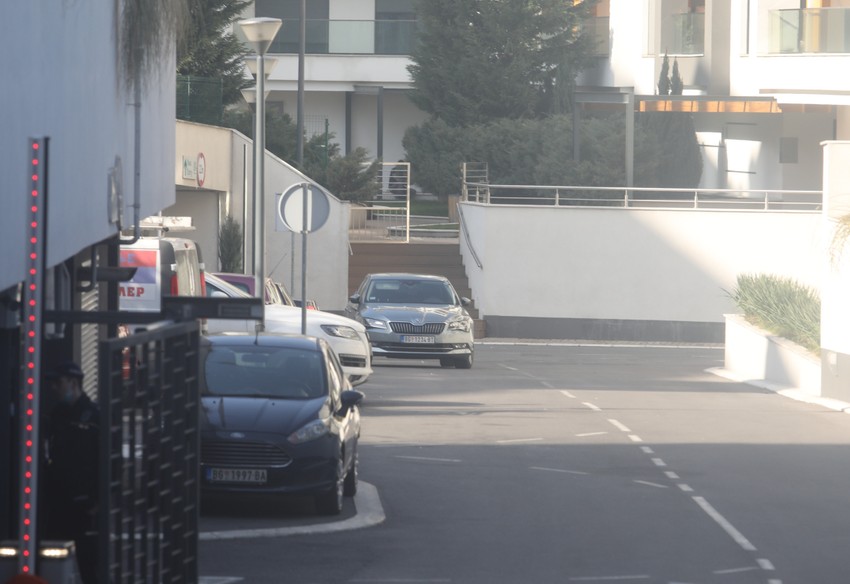 "Škoda" koju su policajci izvezli iz garaže posle BMW-a i "audija" za koje se sumnja da pripadaju Šobiću