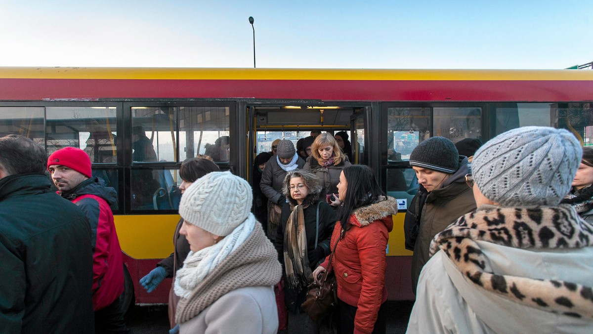 Od najbliższego czwartku zwiększy się liczba kursów zastępczej linii autobusowej nr 704, obsługującej remontowaną trasę na ul. Mogilskiej i al. Jana Pawła II, z której zniknęły tramwaje. Jak dowiedział się reporter KRK FM, przybędzie aż 40 kursów.