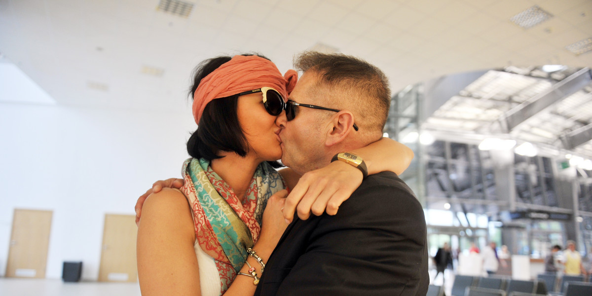 Krzysztof Rutkowski i Maja Plich na lotnisku