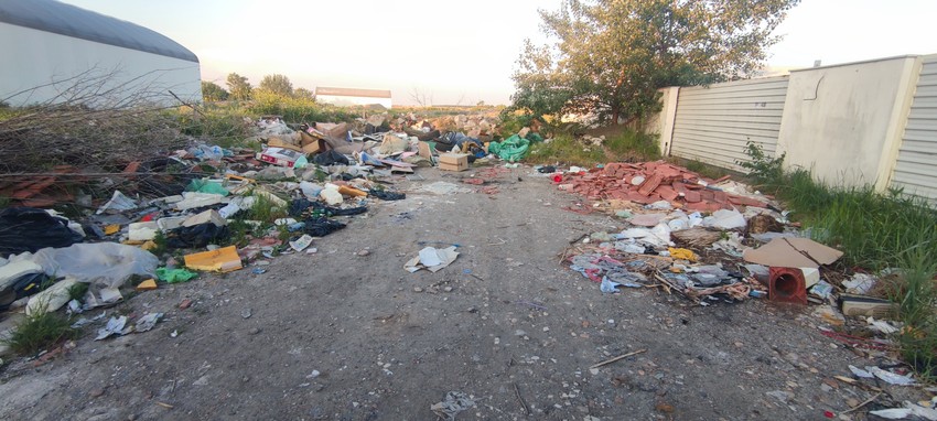 Deponija pored Zrenjaninskog puta u blizini zaštićenog staništa "Veliko Blato"