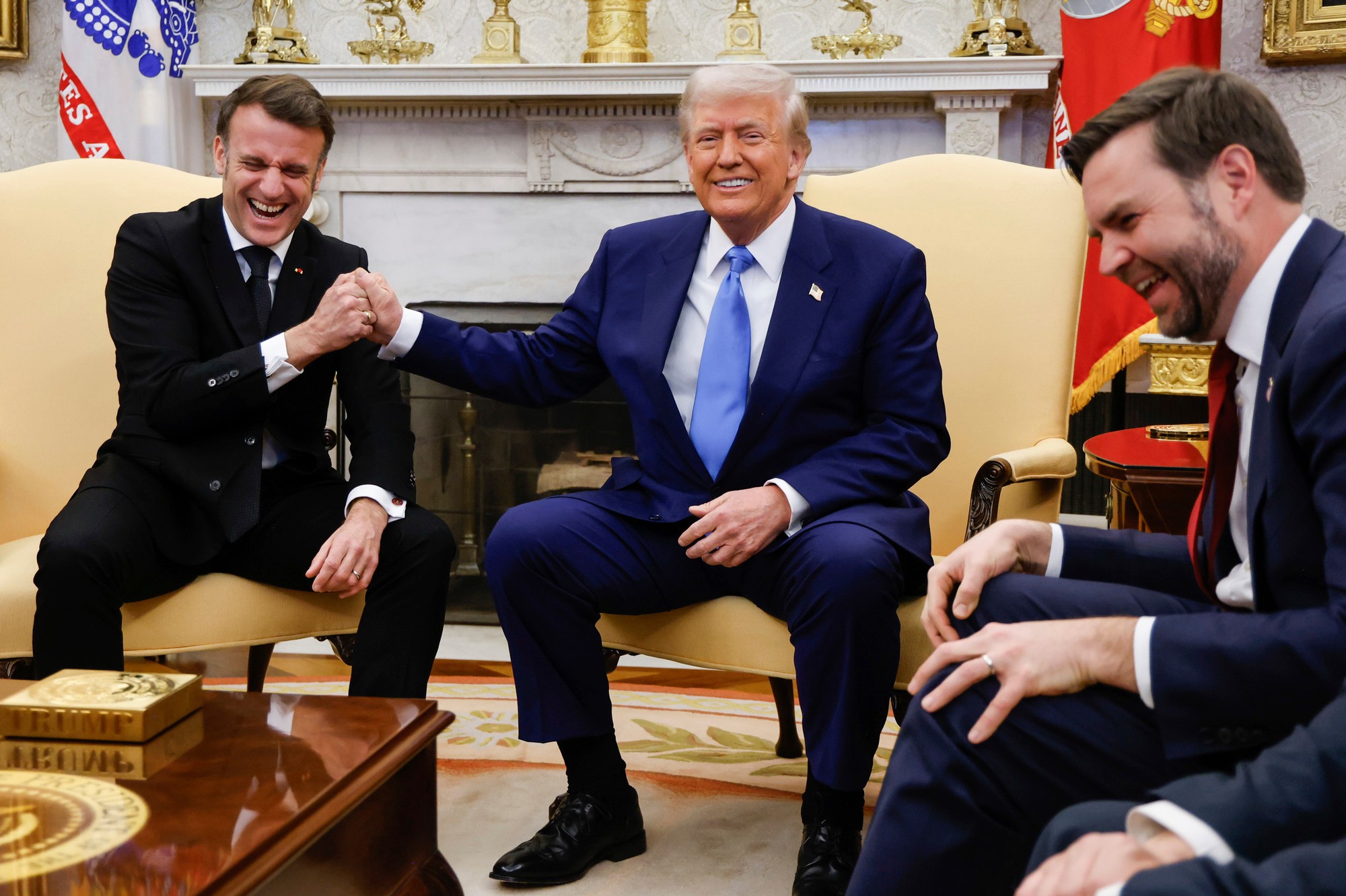 Francúzsky prezident Emmanuel Macron, americký prezident Donald Trump  a americký viceprezident J.D. Vance.