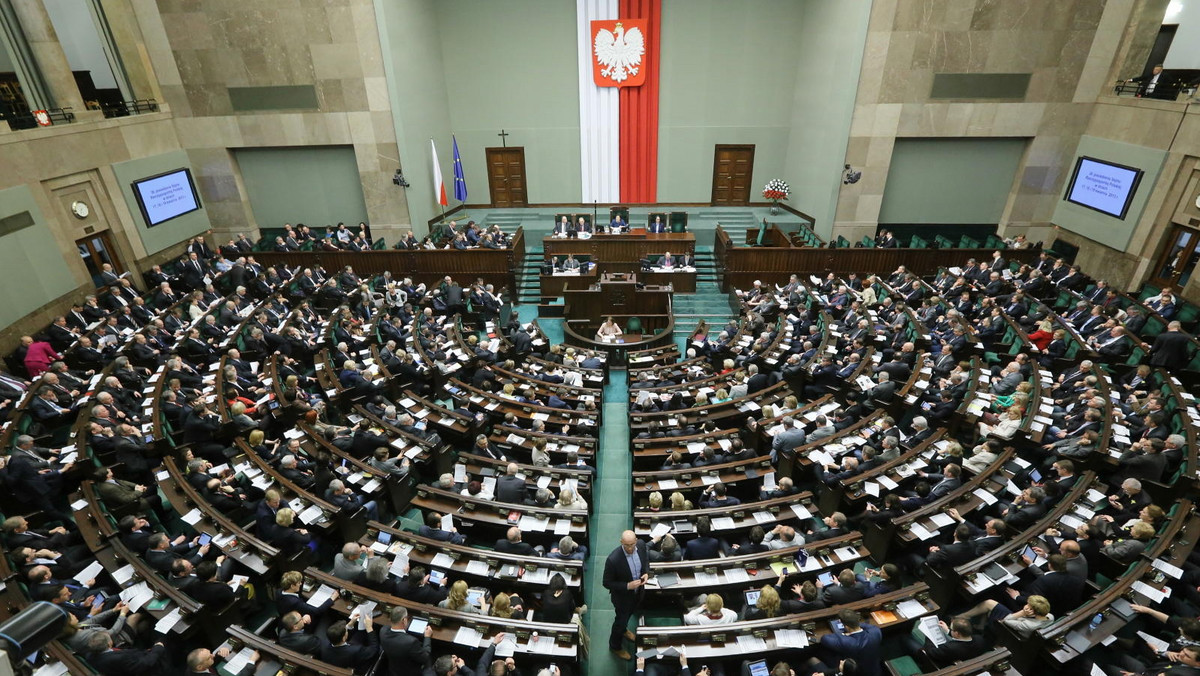 Sejm znowelizował w piątek ustawy: Prawo bankowe, o Banku Gospodarstwa Krajowego oraz o funduszach inwestycyjnych. Nowela ma dostosowywać przepisy do wyroku Trybunału Konstytucyjnego ws. pozbawienia ksiąg bankowych statusu dokumentu urzędowego.