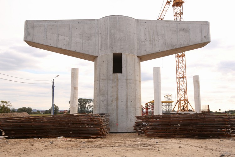 W ramach wschodniej obwodnicy przewidziana jest także  budowa dwupoziomowych węzłów drogowych: „Rybitwy” i „Igołomska”, a także 12 innych mniejszych mostów i wiaduktów. <br><br>fot. (zuz) PAP/Stanisław Rozpędzik