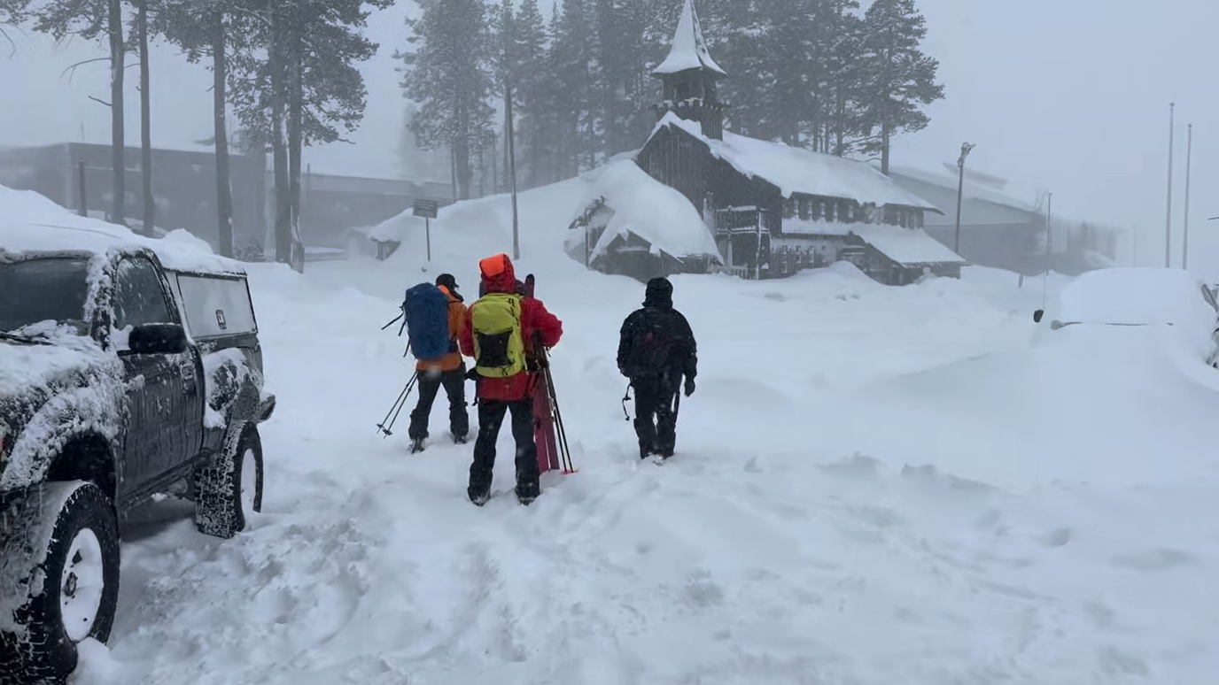 V lyžiarskom stredisku Castle Peak v americkom štáte Kalifornia došlo k zosuvu lavíny. 