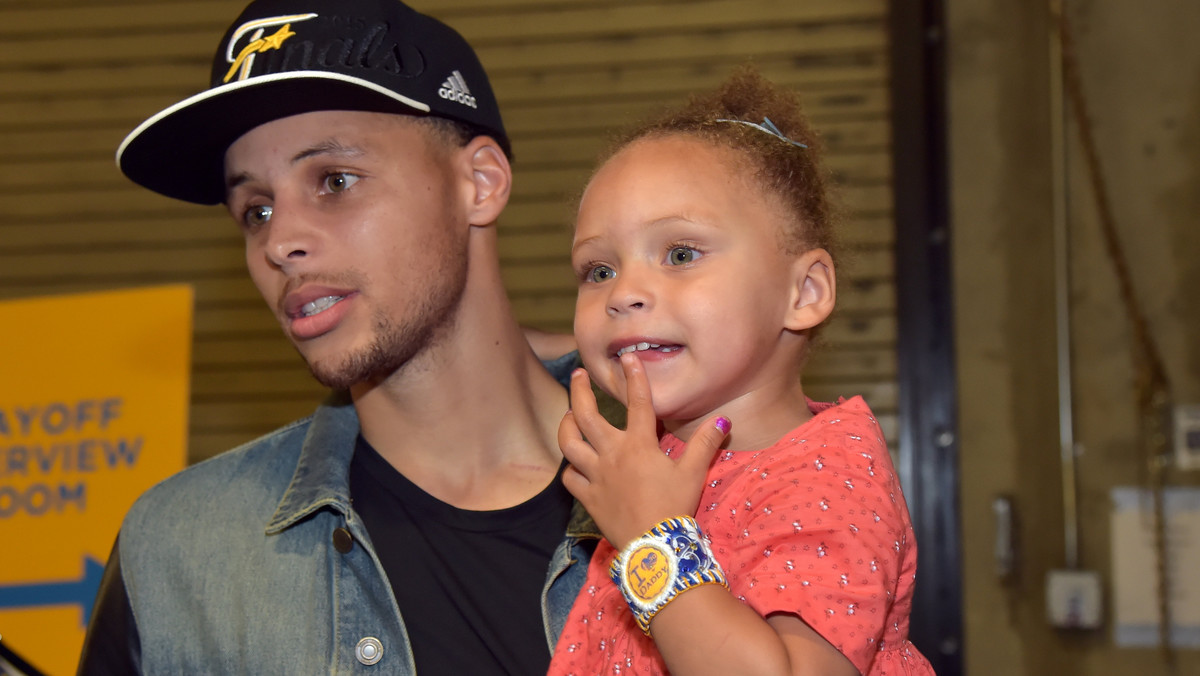 Riley Curry, córeczka Stephena Curry'ego, zawodnika Golden State Warriors, staje się ulubienicą amerykańskich kibiców koszykówki. Zagraniczne media nazywają dwulatkę "niekwestionowaną gwiazdą NBA fazy play-off.