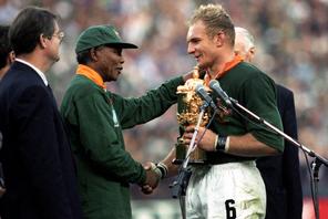 Kapitan drużyny RPA w rugby Francois Pienaar odbiera Puchar Świata od Nelsona Mandeli, 1992 r.