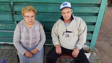 Stracili mieszkanie i koczują na klatce schodowej