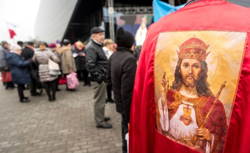 Ci z nich, którzy nie zmieszczą się do hali, będą mogli śledzić przebieg uroczystości na telebimach zlokalizowanych przed nią - w namiotach z ławkami i na świeżym powietrzu.