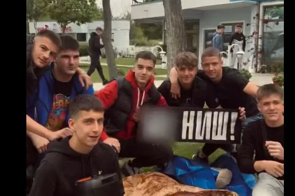 NIŠLIJE "SRUŠILE" INTERNET Zbog onoga što su poneli na ekskurziju, cela Srbija gleda snimak tinejdžera iz Niša: "Ja ovo moram snimiti, JA OVO VIDEO NIKADA NISAM" (VIDEO)