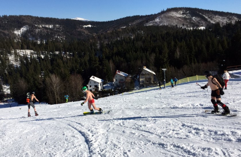 Półnadzy snowboardziści na stoku