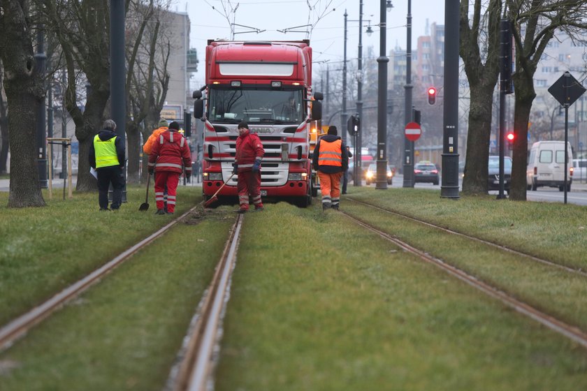 TIR na torowisku w Łodzi. Policja: miał cofnięty licznik?