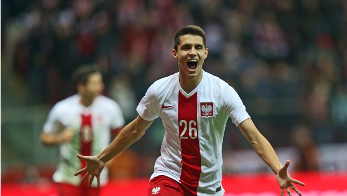 Bartosz Kapustka, wielka nadzieja reprezentacji Polski i pomocnik Cracovii, jest kolejnym kadrowiczem, który szczerze opowiedział o początkach swojej kariery piłkarskiej. Który mecz najbardziej utkwił mu w pamięci i który z kolegów klubowych Bartka może zagrać niedługo w kadrze?