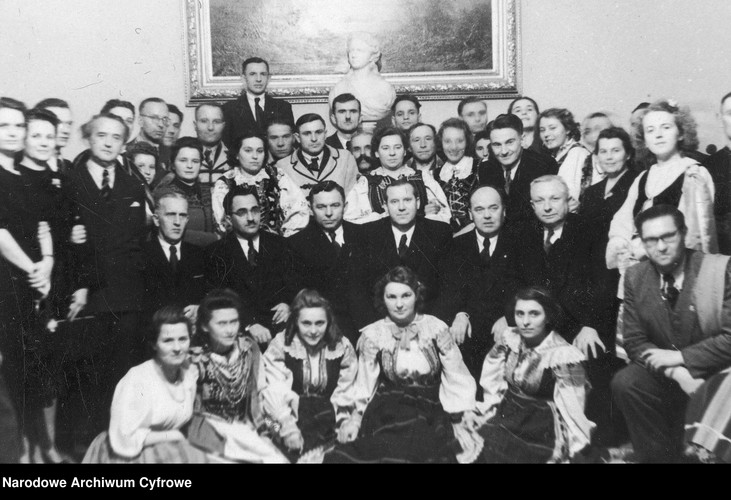 Bal sylwestrowy komunistycznego rządu w 1947 roku. Widoczni na fotografii grupowej m.in.: posłowie Wilhelm Garncarczyk, Jan Grubecki, minister Jan Dąb-Kocioł, minister Bolesław Podedworny, wicepremier Antoni Korzycki.
