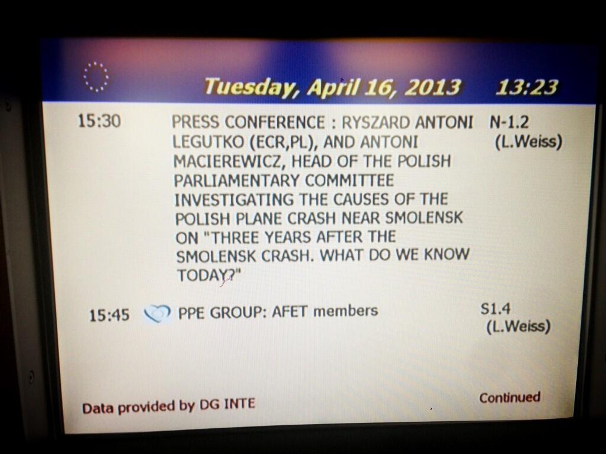 Antoni Macierewicz przedstawiony w czasie konferencji w Strasburgu