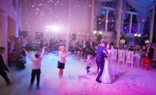 Rejestracja i zmniejszenie liczby gości w restauracjach i na weselach? Jest sygnał z resortu zdrowia