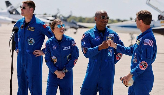 Članovi posade Artemis Dva (sa leva na desno): Džeremi Hansen, Kristina Koh, Viktor Glover i Rid Vajzmen | Foto: REUTERS/Joe Skipper