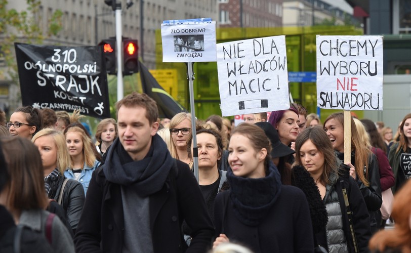 W stolicy strajkowi od rana towarzyszyły manifestacje i różnego rodzaju happeningi; po południu na pl. Zamkowym rozpoczęła się manifestacja, w której - według organizatorów - bierze udział ponad 20 tys. osób - zarówno kobiet, jak i mężczyzn. Policja na razie nie podaje, ile osób uczestniczy w proteście.
