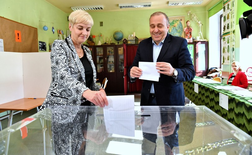 Przewodniczący PO Grzegorz Schetyna z żoną Kaliną Rowińską-Schetyną głosuje w lokalu wyborczym w Szkole Podstawowej nr 23 we Wrocławiu