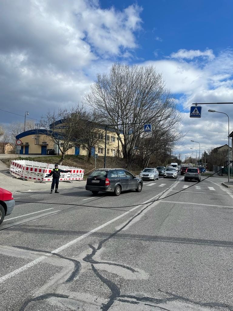 Od skorého rána riešia mestskí policajti a policajtky následky silného vetra v Bratislave. 