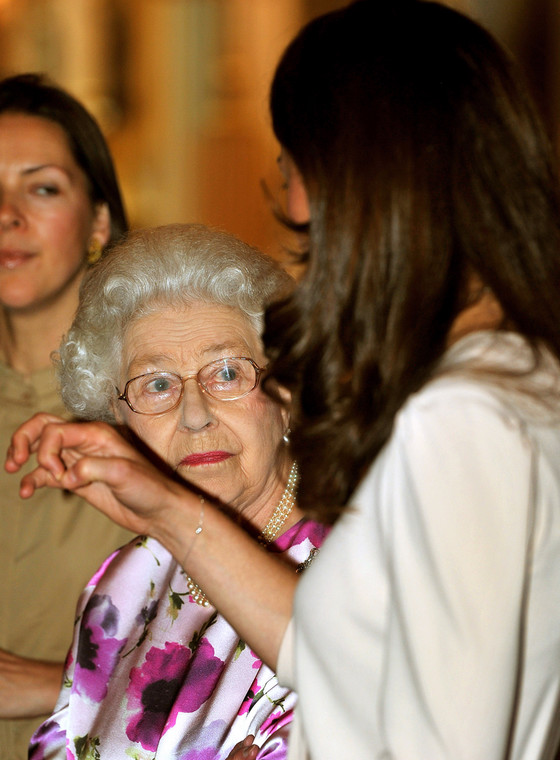 księżna Kate i Elżbieta II podziwiają ślubną wystawę w królewskich komnatach