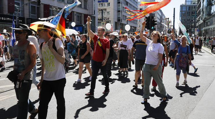 Több ezren gyűltek össze Berlinben, hogy tüntessenek Fotó: MTI/AP/Markus Schreiber