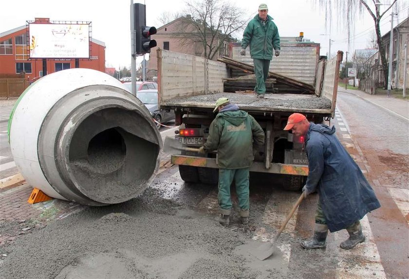 Wielka gruszka z betonem spadła z ciężarówki!