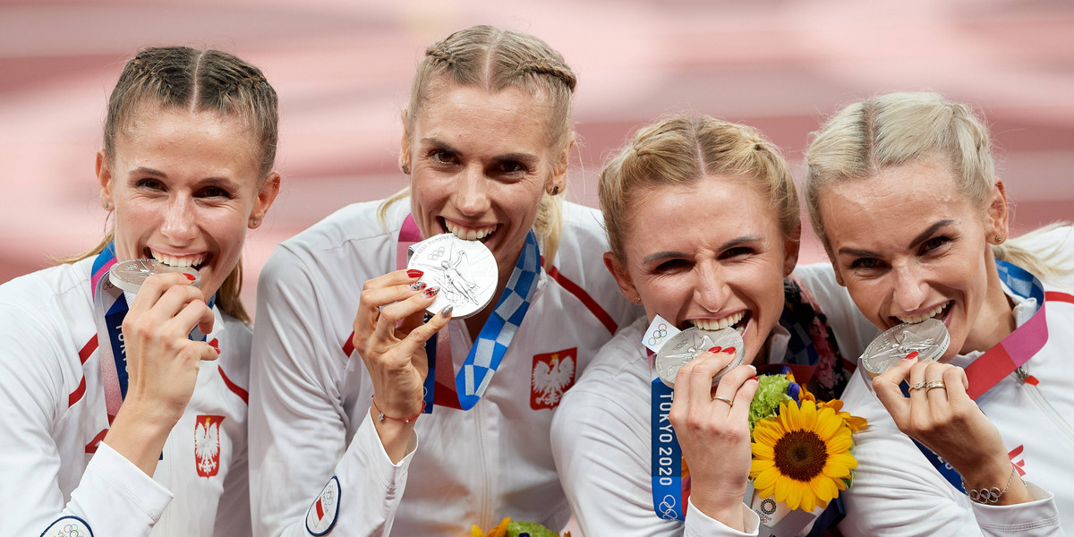 Igrzyska Olimpijskie Tokio 2020. Justyna Święty-Ersetic z koleżankami świętują zdobycie srebra w sztafecie 4x400 metrów. 
