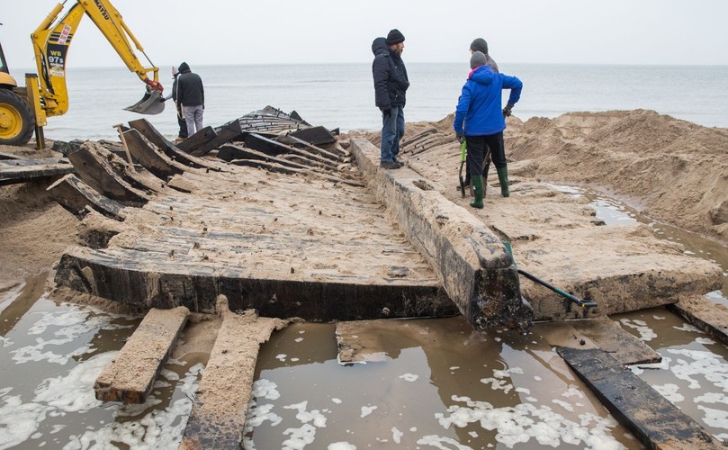 MIĘDZYWODZIE. WRAK XIX-WIECZNEGO STATKU WYCIĄGNIĘTY Z PLAŻY