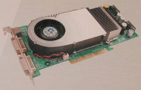 A oto i bohaterka całej imprezy, karta GeForce 6800 Ultra... NVIDIA zaoferuje karty w wersjach zarówno dla systemów z szyną AGP 8X jak i PCI Express...