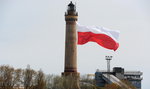 Flaga Polski na latarni. Widoczna była na niemieckiej plaży!