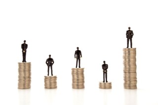 Nowe stawki wynagrodzeń w samorządach – zmiany regulaminów i umów o pracę