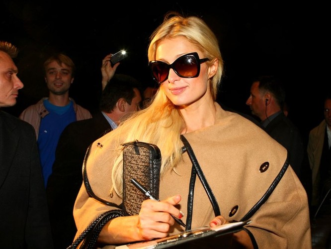 Stylizację Paris podczas przylotu do Katowic uzupełniały dwie czarne torebki i okulary słoneczne