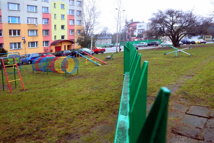 Absurd na łódzkim osiedlu. Przedzielili plac zabaw płotem